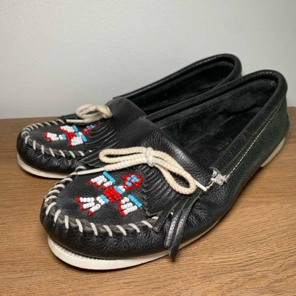 Minnetonka Thunderbird Shoe Women's 7 Black Leather Beaded Boat Moccasin